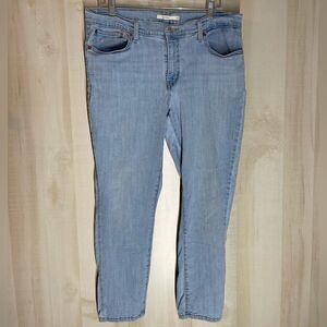 Levi’s boyfriend light wash jeans, size 33‎
